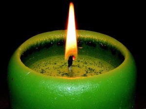 Hechizo para tener amor y dinero con la vela verde